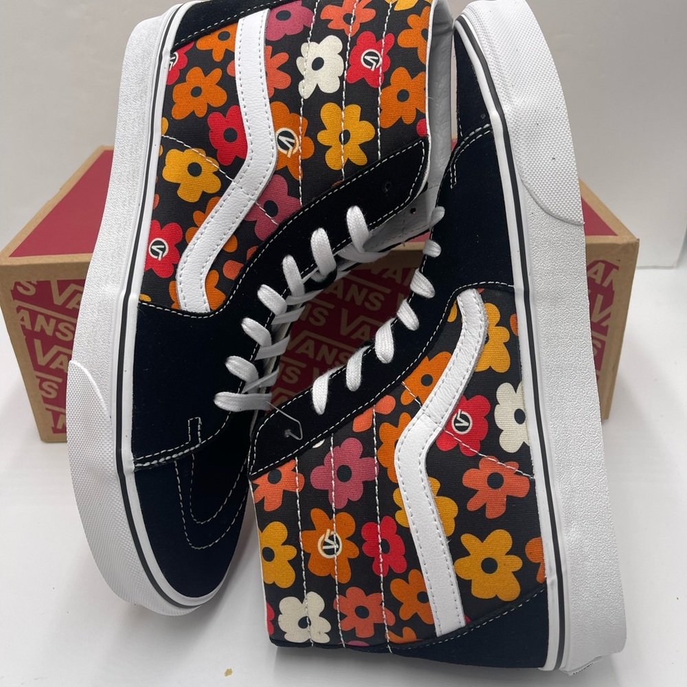 Vans Men's Sk8-Hi
Flower Black/Multi Sneakers
VN000D5|BML
Floral High-Top - Picture 10 of 16